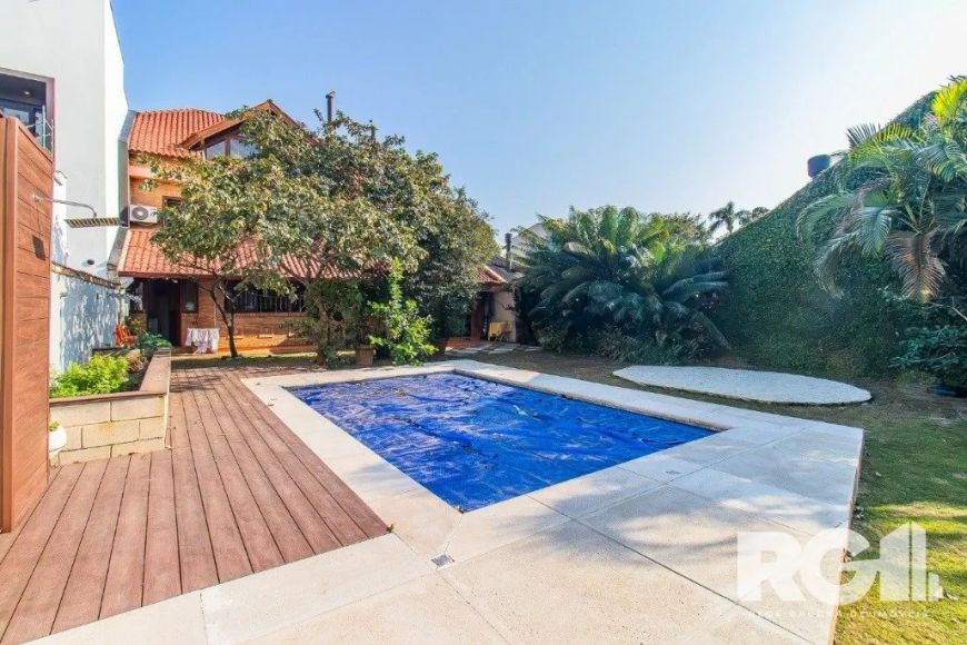 Casa com 335 m² privativos, 3 dormitórios (1 suíte) e 4 vagas de garagem!Imponente e espaçosa, esta
