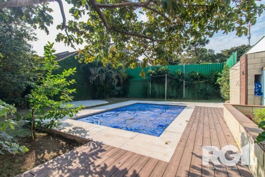 Casa com 335 m² privativos, 3 dormitórios (1 suíte) e 4 vagas de garagem!Imponente e espaçosa, esta