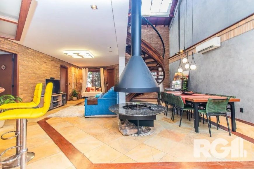 Casa com 335 m² privativos, 3 dormitórios (1 suíte) e 4 vagas de garagem!Imponente e espaçosa, esta