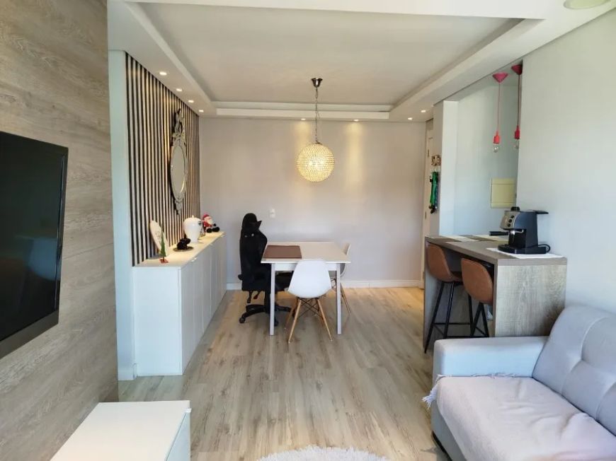 Lindo apartamento de 03 dorm, sendo 1 suite, todo reformado e mobiliado.Living para 2 ambientes, coz