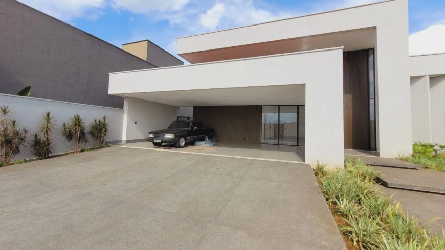 Casa térrea Portal Do Sol Green com piscina e 5 garagens com energia solar e automação em Goiânia-GO