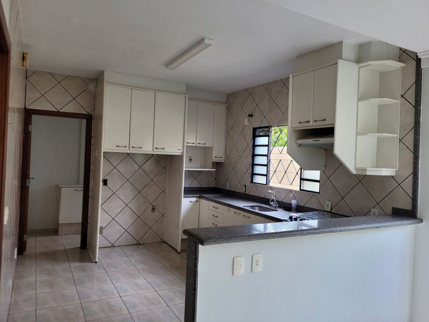 Casa a venda com piscina aquecida, 4 quartos, sendo 02 suítes no Setor Urias Magalhães