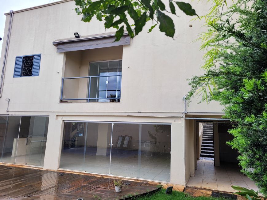 Casa a venda com piscina aquecida, 4 quartos, sendo 02 suítes no Setor Urias Magalhães