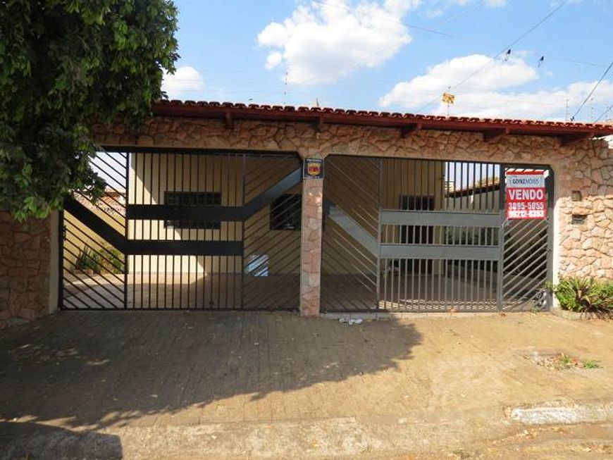 Casa a venda com piscina aquecida, 4 quartos, sendo 02 suítes no Setor Urias Magalhães