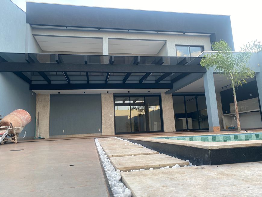 Sobrado com 4 suítes e uma master com quase 300 m2 de construção Jardim Gramado - Goiânia