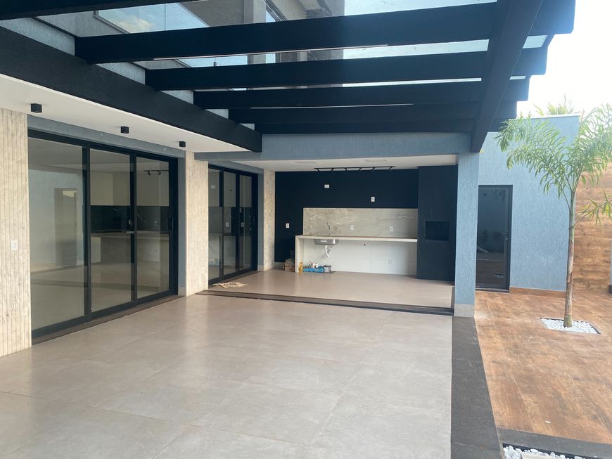 Sobrado com 4 suítes e uma master com quase 300 m2 de construção Jardim Gramado - Goiânia