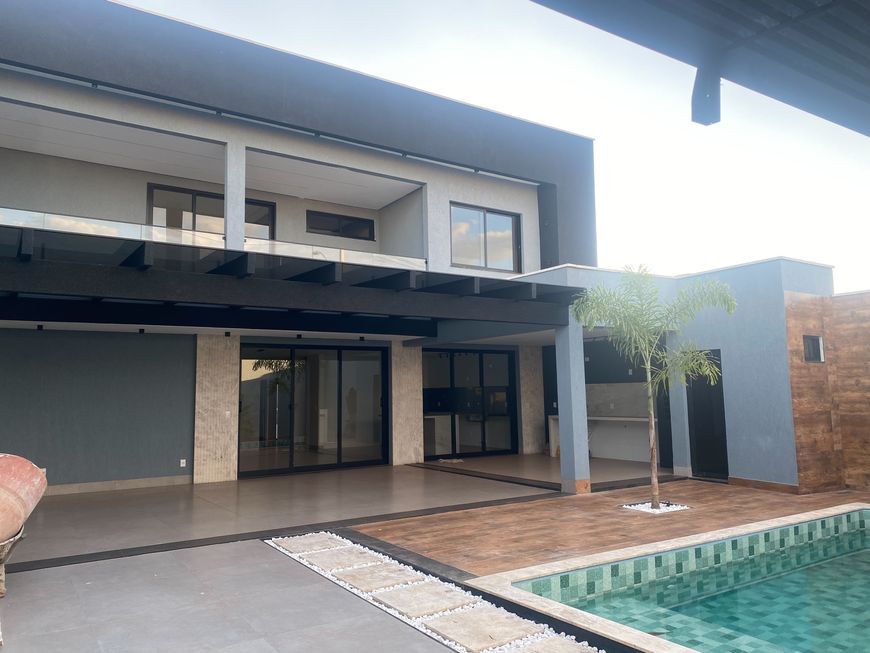 Sobrado com 4 suítes e uma master com quase 300 m2 de construção Jardim Gramado - Goiânia