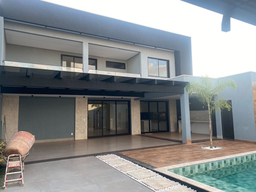 Sobrado com 4 suítes e uma master com quase 300 m2 de construção Jardim Gramado - Goiânia