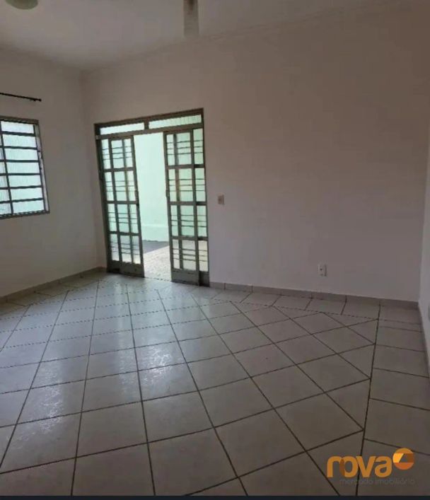 Casa de Rua 3 quartos com suíte 5 vagas de garagem