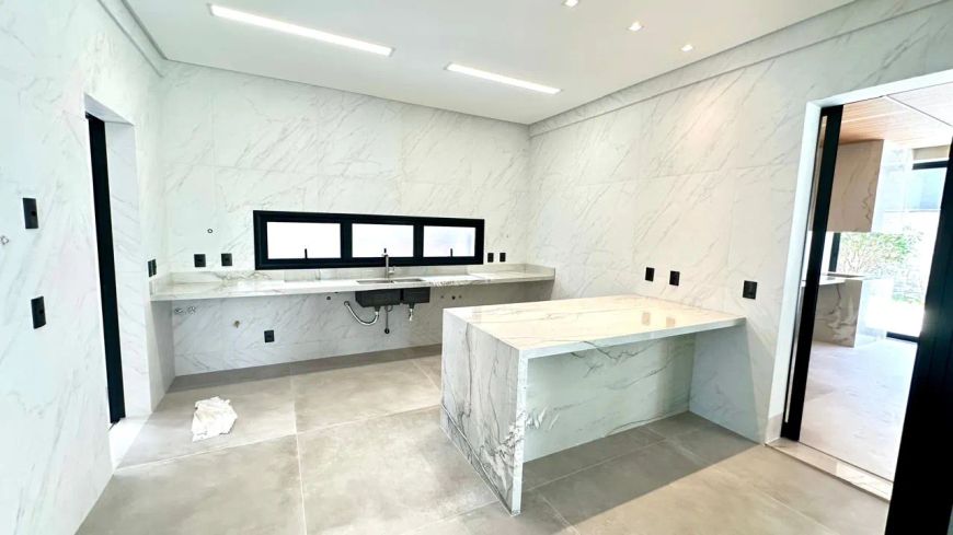 excelente sobrado de esquina contendo 5 suites plenas condomínio Jardins Itália