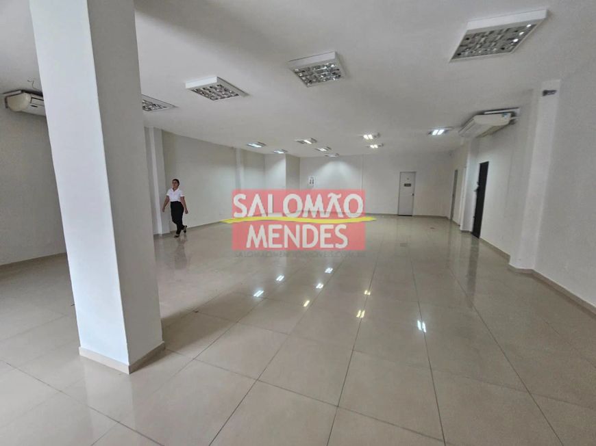 Loja na Pedro Alvares Cabral Px ao IT Center, com Vagas de garagem. Vãos livres .