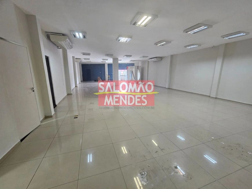 Loja na Pedro Alvares Cabral Px ao IT Center, com Vagas de garagem. Vãos livres .