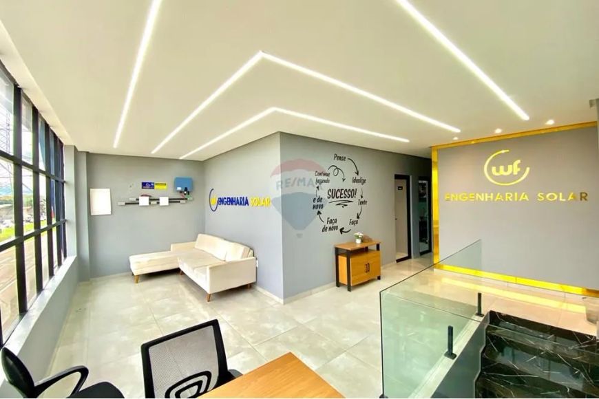 Prédio comercial recém construído na Avenida centenário