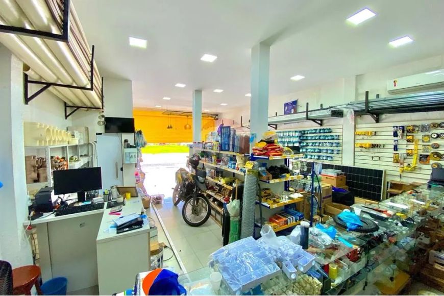 Prédio comercial recém construído na Avenida centenário