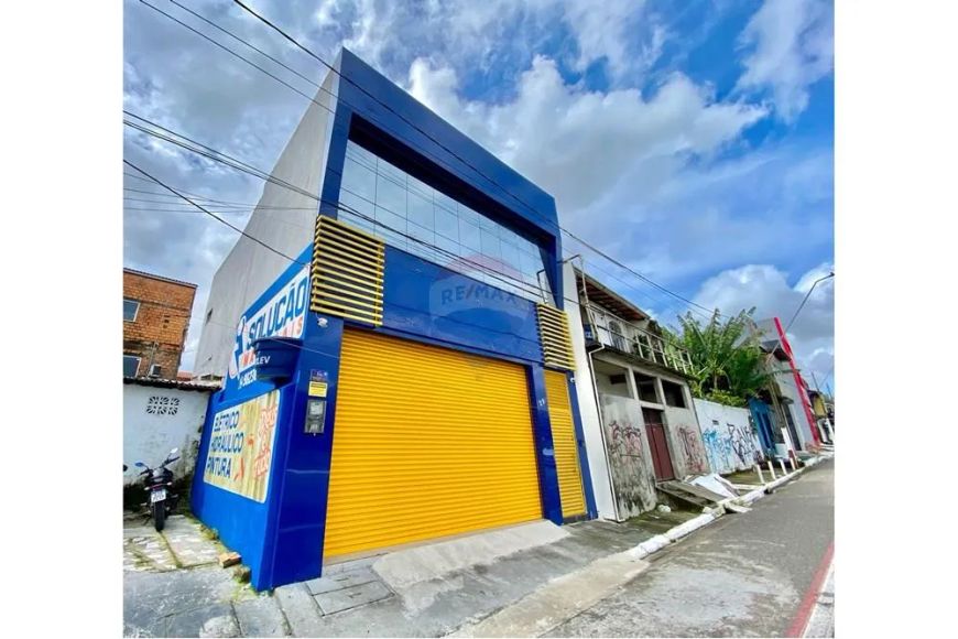 Prédio comercial recém construído na Avenida centenário
