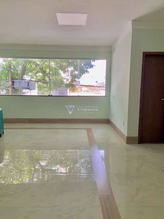 Duas salas comerciais em Nazaré