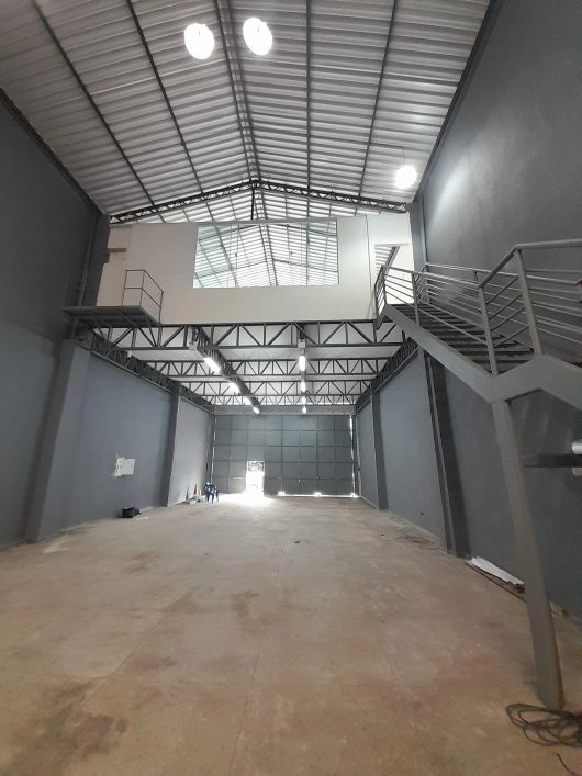 Excel. Galpão Novo - 850m² 10mts de pé direito, mezaninos, 08 banheiros. Local Tv Estrela - Pedreira