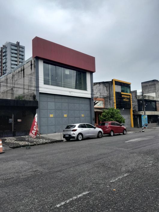 Excel. Galpão Novo - 850m² 10mts de pé direito, mezaninos, 08 banheiros. Local Tv Estrela - Pedreira