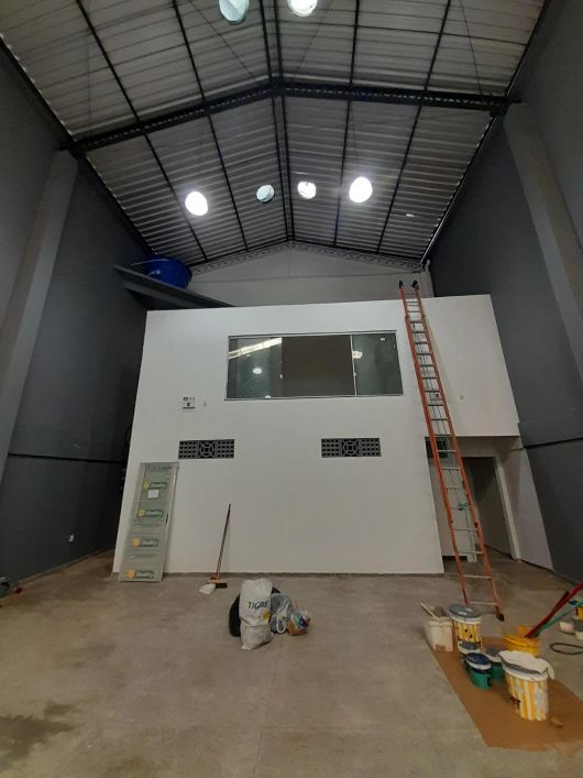 Excel. Galpão Novo - 850m² 10mts de pé direito, mezaninos, 08 banheiros. Local Tv Estrela - Pedreira