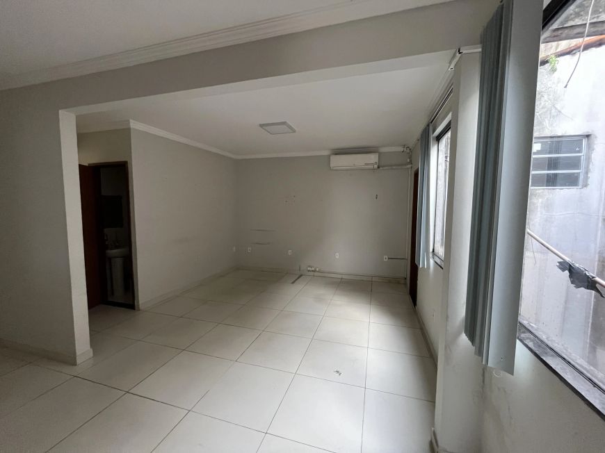 Alugo sala comercial com 5 ambientes, esquina Tv 9 de Janeiro c/ Pariquis