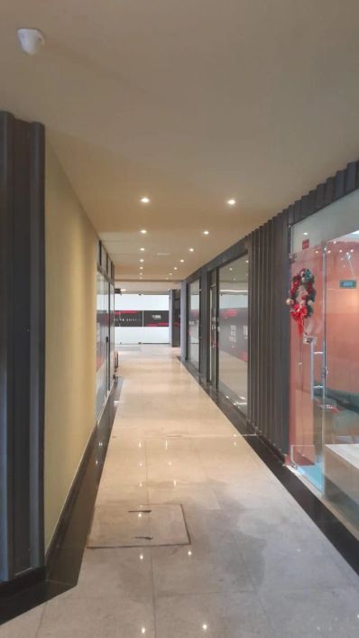 Ed. Metropolitan Tower - salas/lojas com diversos tamanhos R$-85,00 o m², vitrine, estacionamen pago