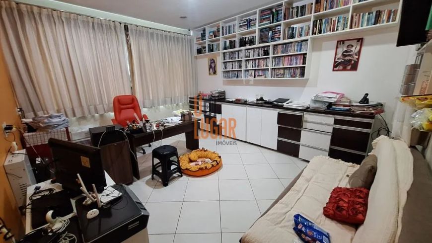 Casa com 2 pavimentos para aluguel Comercial, com 4 quartos sendo 3 suítes e garagem.