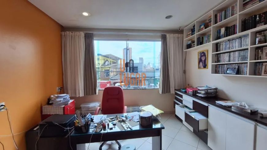 Casa com 2 pavimentos para aluguel Comercial, com 4 quartos sendo 3 suítes e garagem.