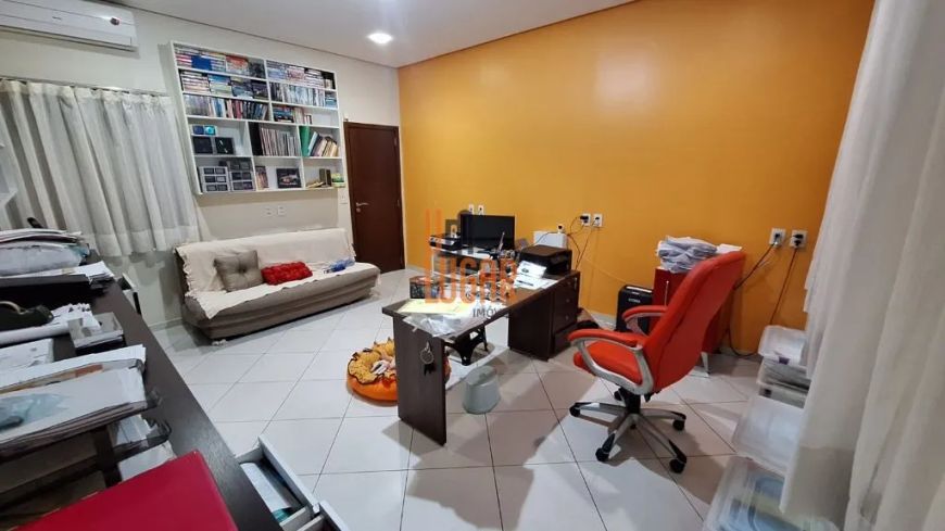 Casa com 2 pavimentos para aluguel Comercial, com 4 quartos sendo 3 suítes e garagem.