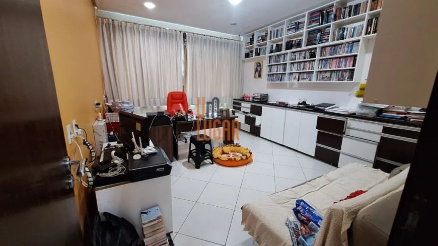 Casa com 2 pavimentos para aluguel Comercial, com 4 quartos sendo 3 suítes e garagem.