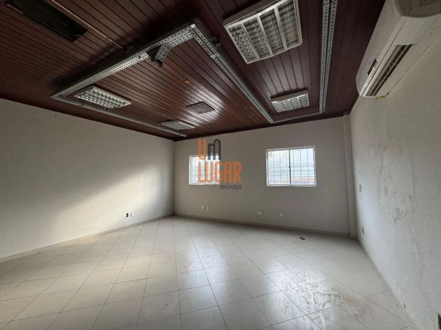 Amplo prédio comercial de 3 pavimentos para aluguel ou venda na travessa Quintino Bocaiúva, Reduto.