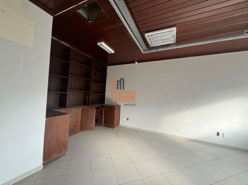 Amplo prédio comercial de 3 pavimentos para aluguel ou venda na travessa Quintino Bocaiúva, Reduto.