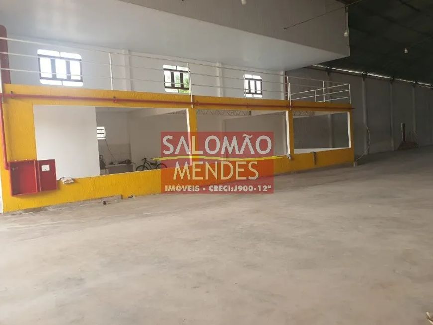 Área Total de quase 4500m2 ,com pátio todo pronto.
