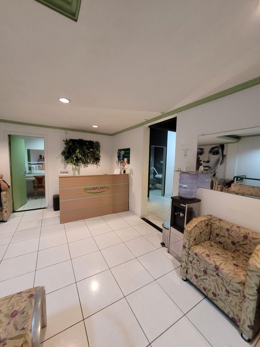 Alugo Ponto Comercial nos Altos com 8 Salas/ Recepção/ 2 banheiros na Magalhães Barata São Brás