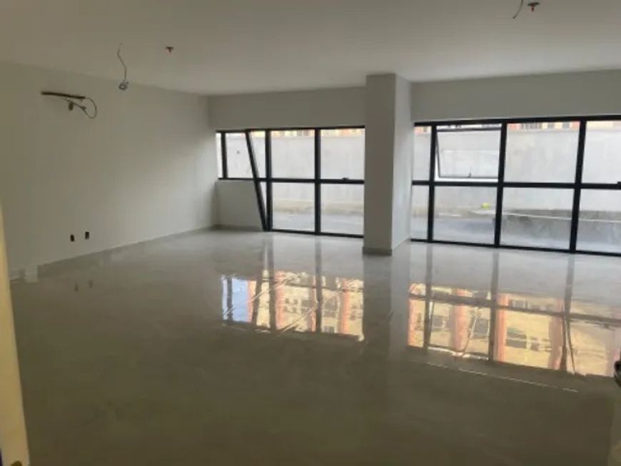Alugo ótima sala comercial no Edifício Arya Tower