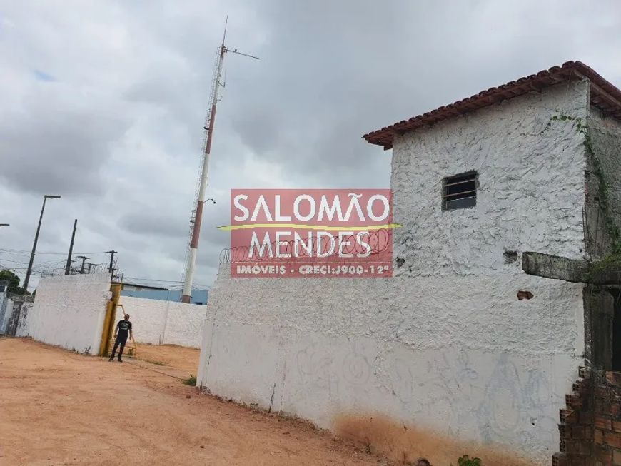 Área Total de quase 4500m2 ,com pátio todo pronto com quase 3000m2, guarita