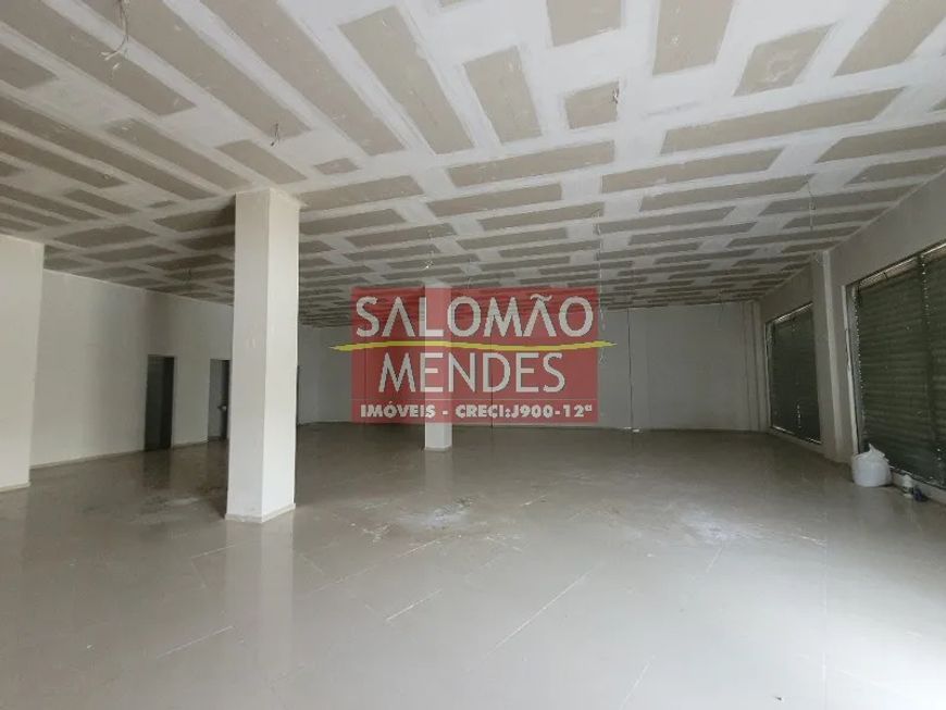 Pé direito alto, 6 vagas privativas no final da linha do Sideral com vãos livres,