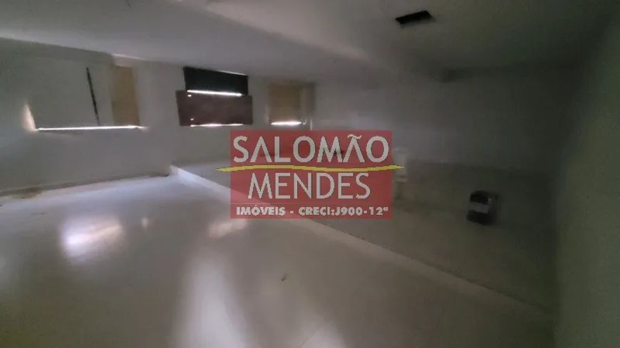 Excelente para empresas, escolas, lojas, varejo. Excelente visibilidade e localização