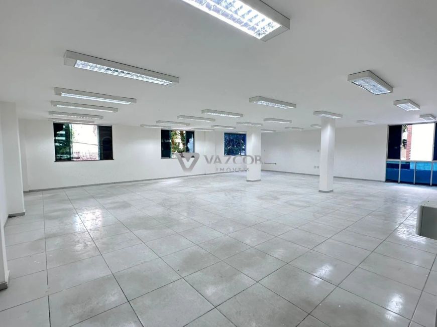 Prédio comercial inteiro na Batista Campos com elevador e estacionamento