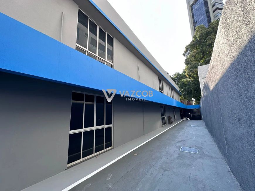 Prédio comercial inteiro na Batista Campos com elevador e estacionamento