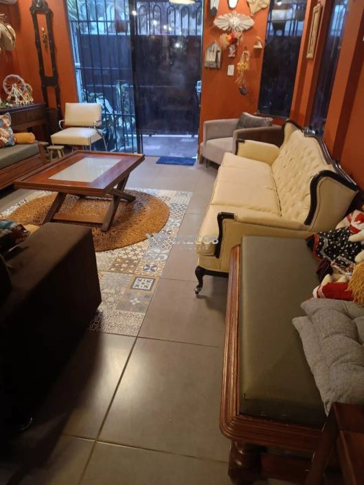 Casa comercial com 06 salas/quartos em Nazaré