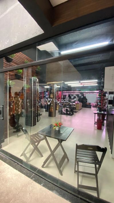 Prédio comercial na Avenida João Paulo II