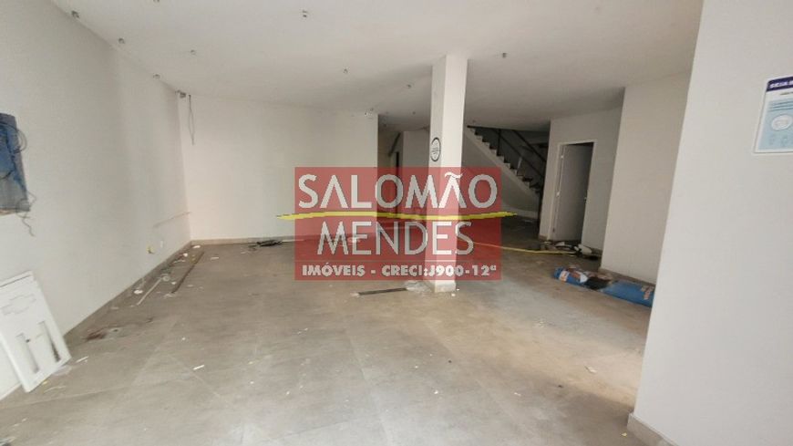 08 vagas, 700 m2 de área, dois pisos, com salas, salões.