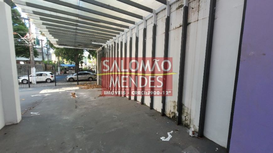 08 vagas, 700 m2 de área, dois pisos, com salas, salões.