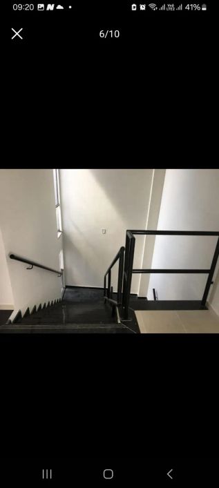 Prédio comercial de esquina com 360m², 03 pisos, divisórias removíveis, fachada em pele de vidro