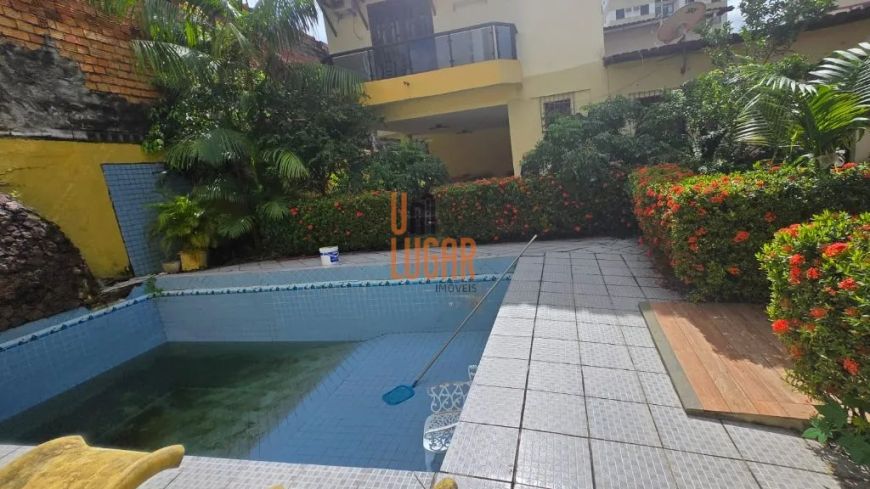 Ampla Casa com 3 Pavimentos com 6 Quartos sendo 5 Suítes para Aluguel no Bairro de São Brás, Belém-P