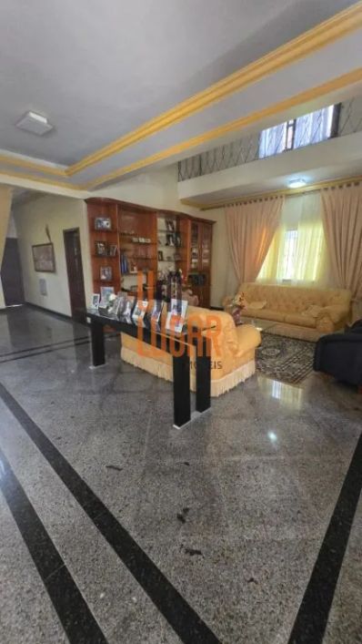 Ampla Casa com 3 Pavimentos com 6 Quartos sendo 5 Suítes para Aluguel no Bairro de São Brás, Belém-P