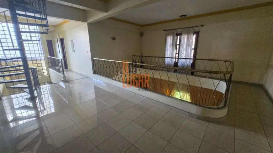 Ampla Casa com 3 Pavimentos com 6 Quartos sendo 5 Suítes para Aluguel no Bairro de São Brás, Belém-P