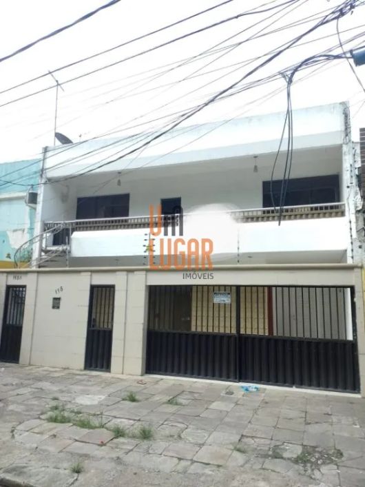 Belíssima Casa de 2 Pavimentos com 8 Quartos para Venda e Aluguel ao Lado da Praça Brasil, no Umariz