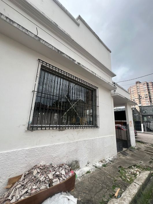 Alugo Casa Comercial com 2 Pavimentos no Reduto