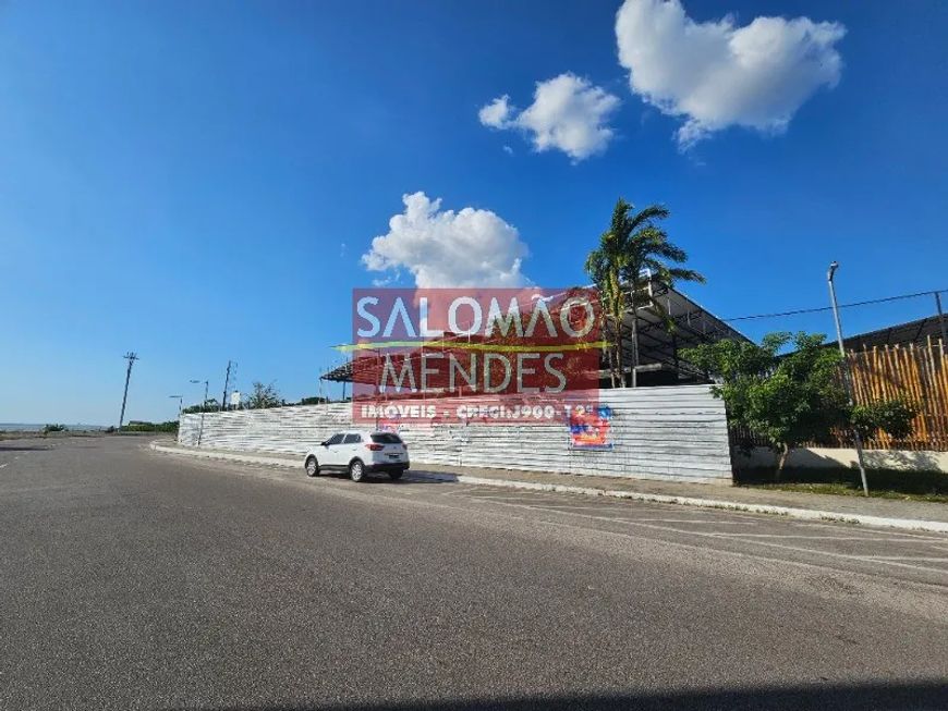 Vista rio e estacionamento de 6000m2, o bastante para quase 100 vagas.